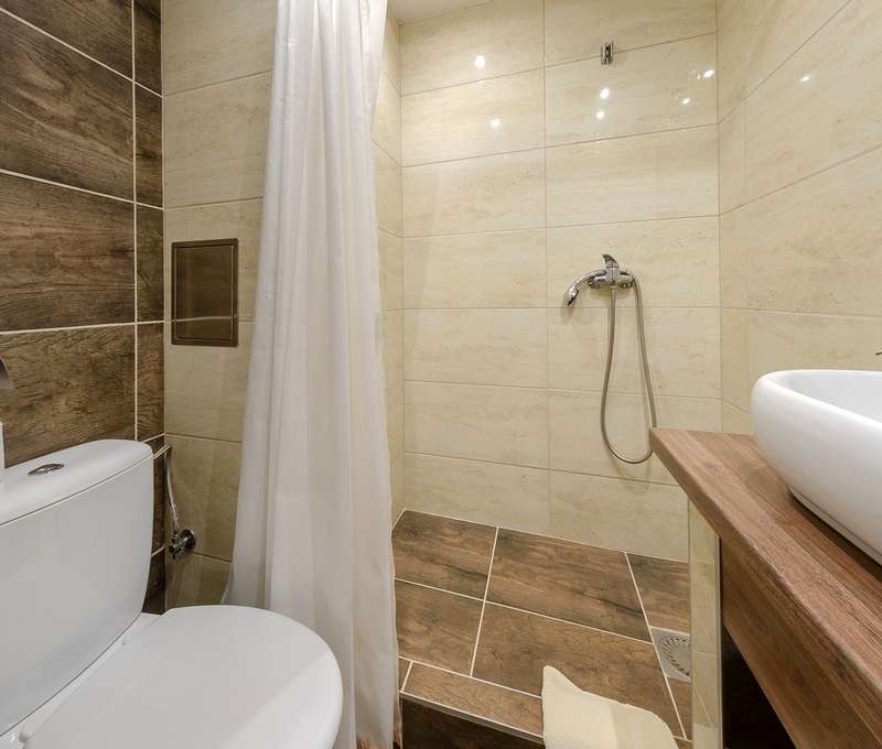 Súčasťou každej izby je kúpeľňa s WC, TV, chladnička, telefón a wifi