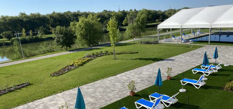 Neomezené wellness: vnitřní bazén, venkovní bazén, finská sauna, infra sauna, vířivka