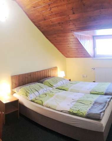 Ubytování je zajištěno v apartmánech a dvou až čtyřlůžkových pokojích