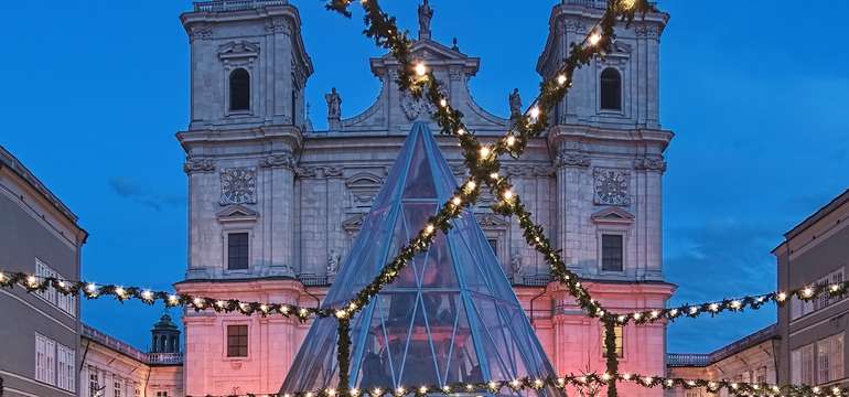 Vianočné trhy pred Salzburským dómom na Domplatz, Salzburg