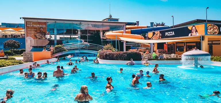 Voda má teplotu 28-38 °C a bazény sú rozdelené na plavecké, oddychové a relaxačné