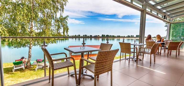 TP HOTEL DRUŽBA*** má terasu s výhľadom na vodnú hladinu