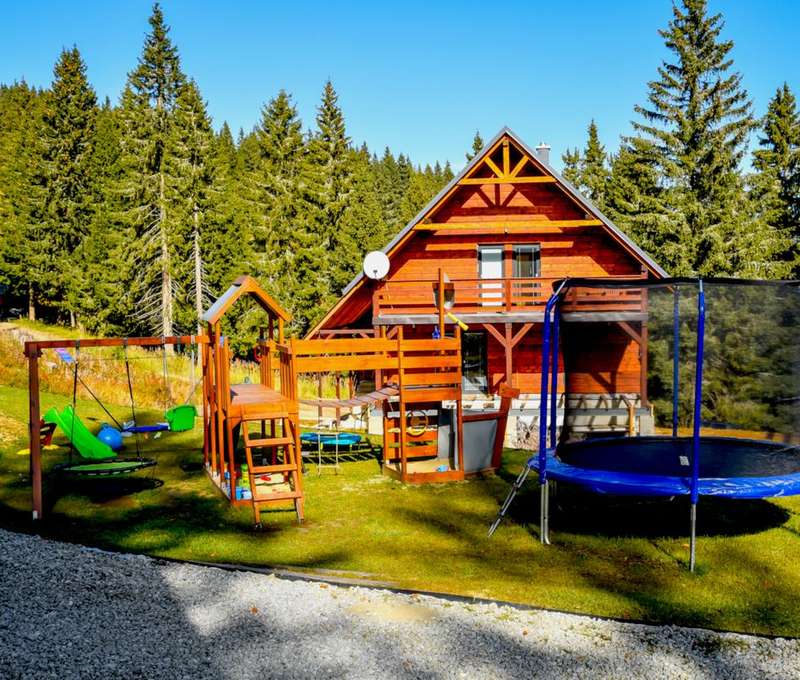 Obrovské detské ihrisko s preliezkami, trampolínou a hojdačkami