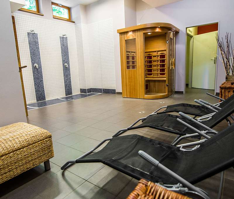 Moderní wellness centrum je vybavené infrasaunou, finskou saunou a lehátky.