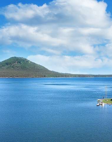 Máchovo jezero patří k našim nejoblíbenějším letním lokalitám