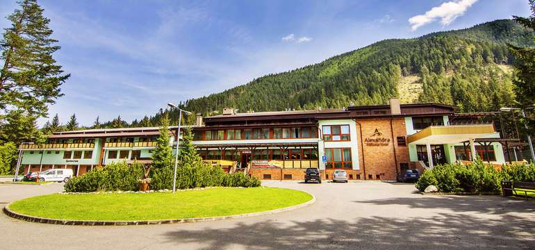 ALEXANDRA WELLNESS HOTEL*** sa nachádza v krásnom a tichom horskom prostredí Jánskej doliny