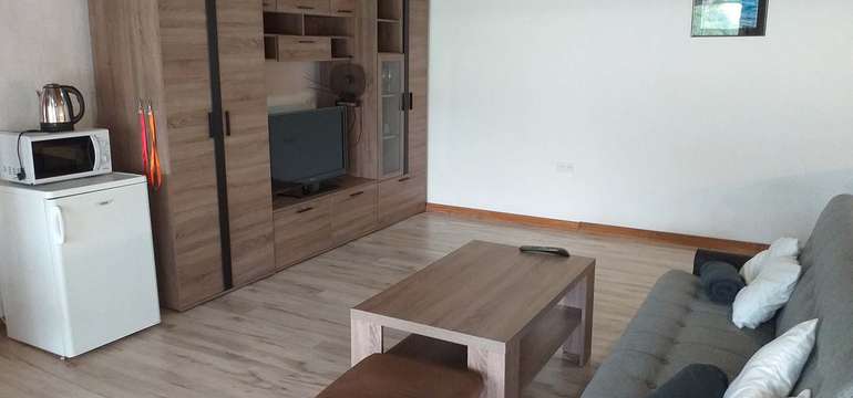 Jedna izba má gauč, TV s káblovým príjmom, chladničku, mikrovlnku a rýchlovarnú kanvicu