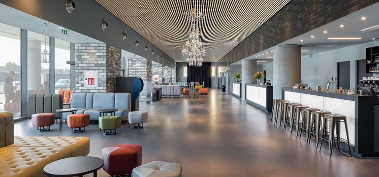 Jednou z dominánt hotela a&o Venezia Mestre je XXL lobby a 24-hodinový bar