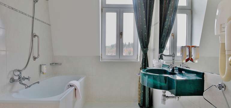 Kúpeľňa je vybavená sprchovacím kútom alebo vaňou, WC a županmi