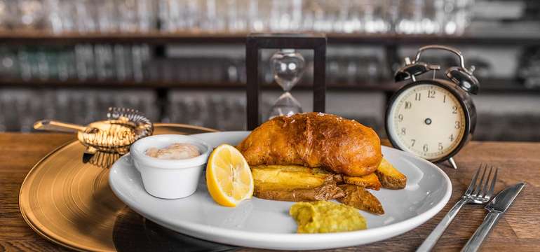 - FISH AND CHIPS s hrachovou kašou, hranolkami a omáčkou