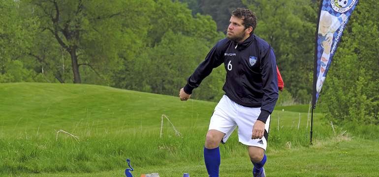 Hrá sa s klasickou futbalovou loptou na golfovom ihrisku 