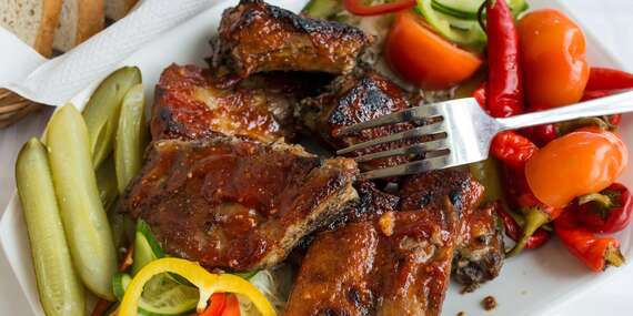 Kilo grilovaných rebierok alebo krídeliek pri Draždiaku/Bratislava – Petržalka