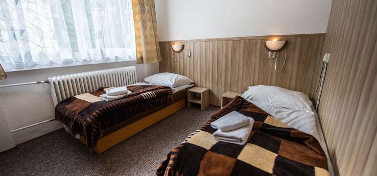 Izby sú jednoducho zariadené a je z nich krásny výhľad na prírodu