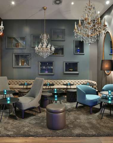 One Lounge zdobí lustry značky Swarovski