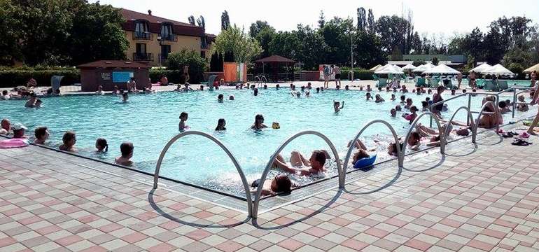 Apartmány Solaris stoja len 80 m od termálneho kúpaliska Vadaš v Štúrove
