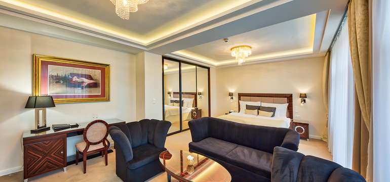 Kráľovské ubytovanie v priestranných izbách, štúdiách a v apartmánoch v Hoteli Royal Palace*****