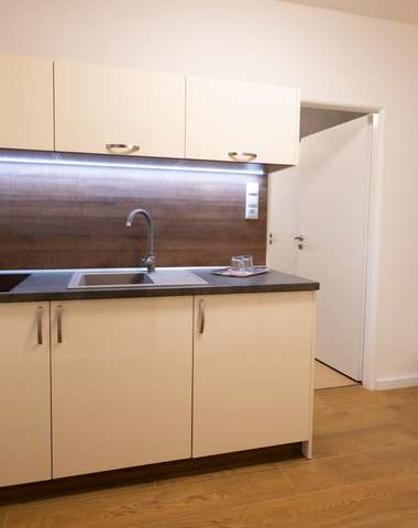 Apartmán s obývačkou, spálňou a predsieňou s kuchynkou