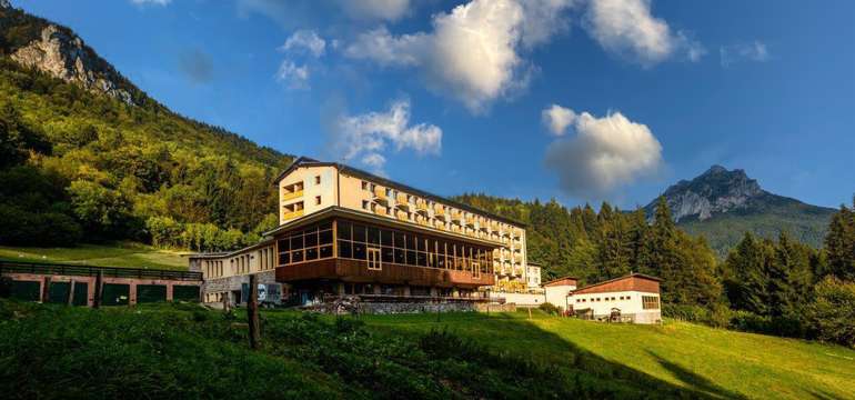 Hotel sa nachádza v srdci Vrátnej doliny
