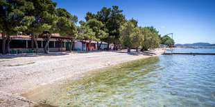 Vila Ana je súčasťou komplexu Imperial Park Hotel, ktorý leží priamo pri pláži