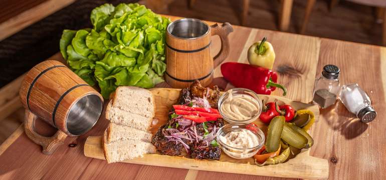 Pečené bravčové rebrá na mede marinované v čiernom pive (500 g)