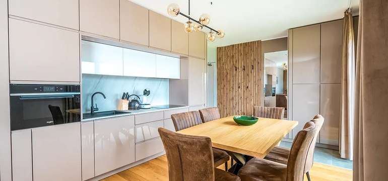 Kuchyňa a jedáleň rodinného apartmánu s drevenou podlahou