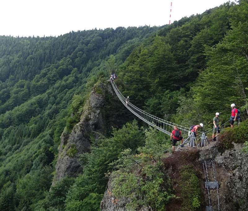 Prejdete najdlhší visutý via ferratový most na Slovensku
