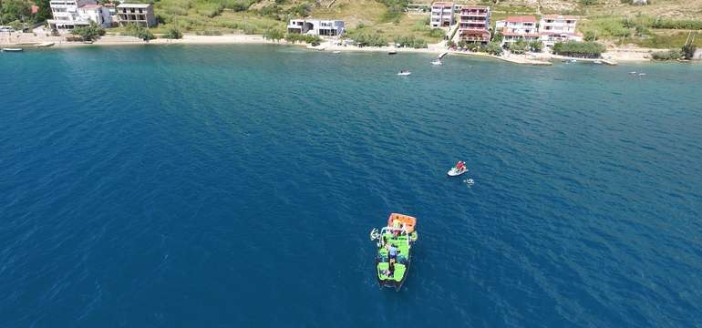 Pláž je len 50 m od penziónu Laguna Metajna