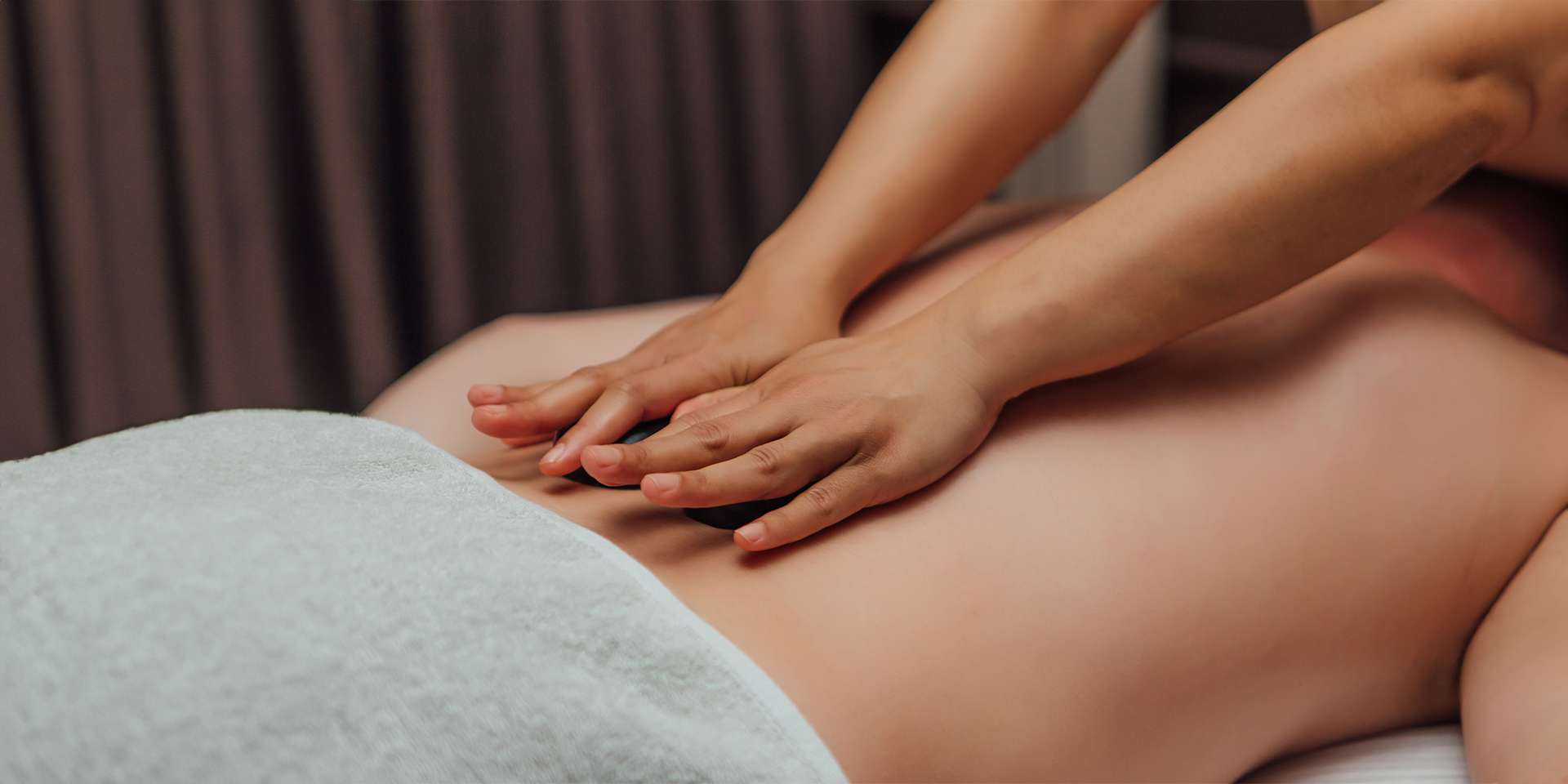 Reflexná masáž, masáž lávovými kameňmi a madoretarapia v rehabilitačnom zariadení RehaBell