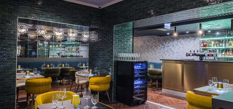 Hotelová restaurace s otevřenou kuchyní