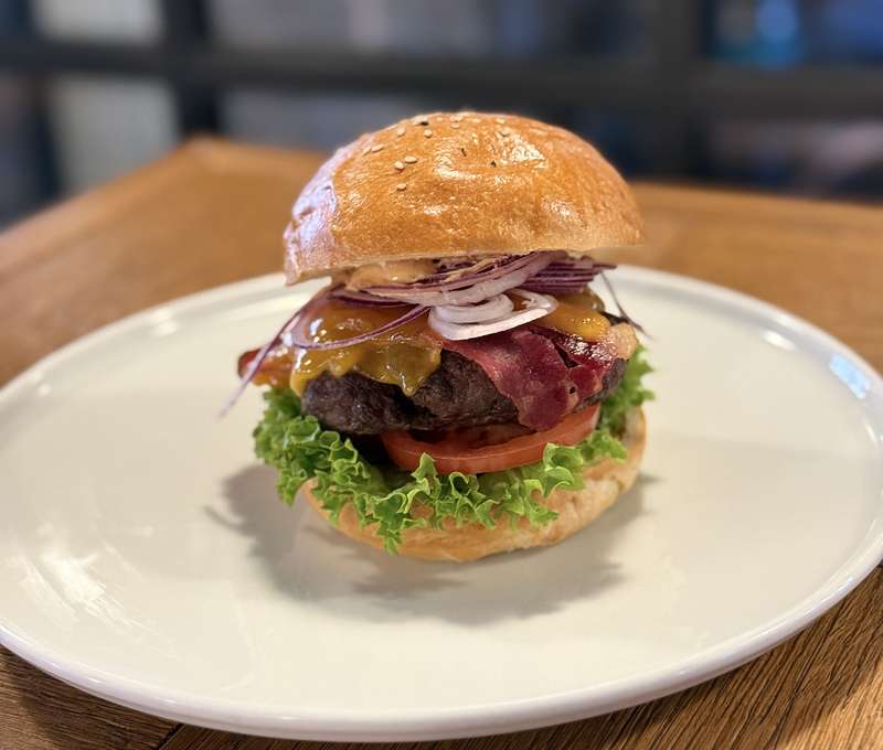 Hovädzí burger so slaninkou