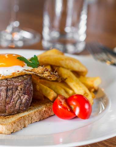 Hovädzí steak s volským okom a zemiakovými hranolkami