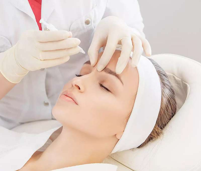 Stop vráskam - aplikácia účinnej látky špecialistkou na estetickú dermatológiu