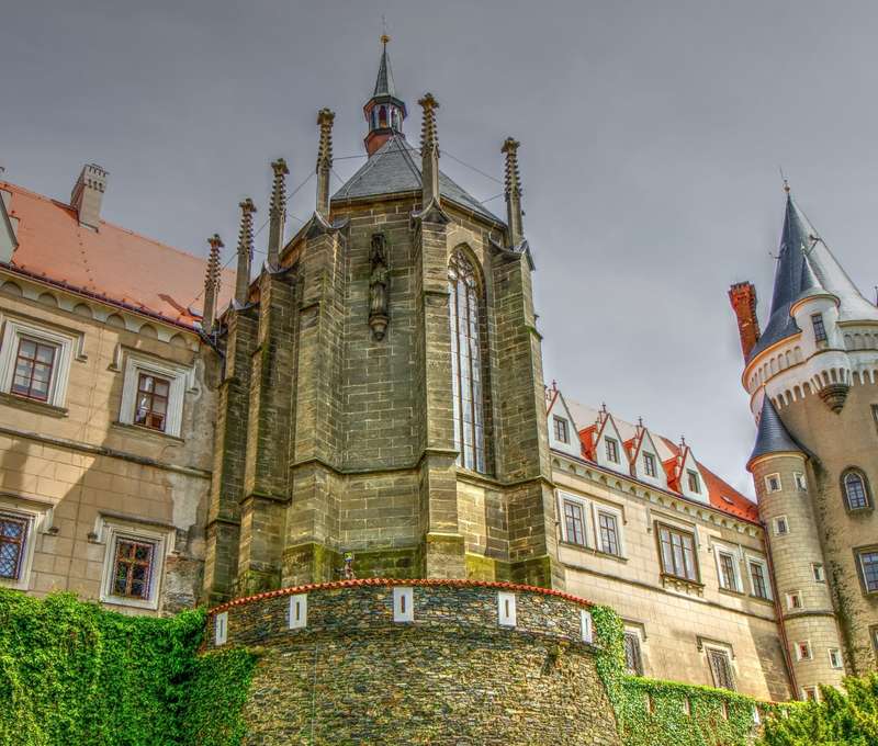 V zámku Žleby se dodnes nacházejí rozsáhlé sbírky zbraní, luxusního nábytku a originálních předmětů