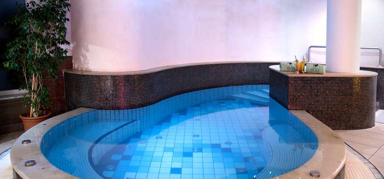 Wellness v hoteli Palace**** s bazénom, vírivkou a troma druhmi sáun