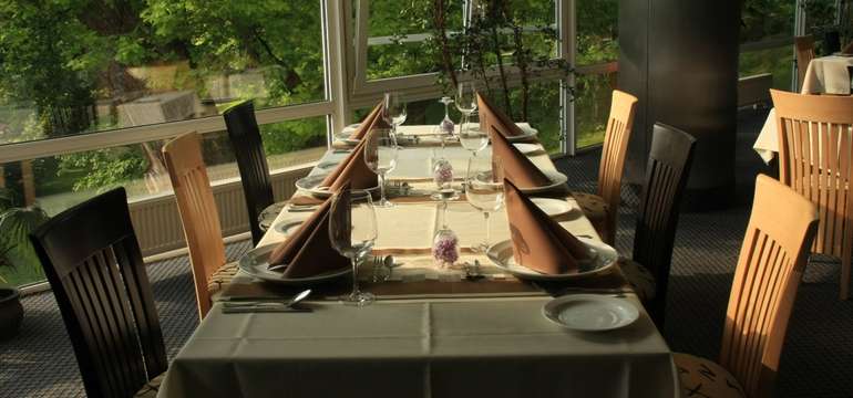 Příjemné prostředí hotelové restaurace