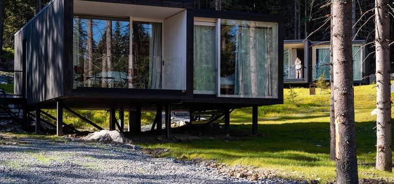 Björnson Tree Houses uprostred lesa pod Chopkom