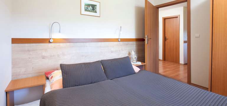 Spálňa bungalovu s kuchynkou v hoteli Holiday Park Orava***