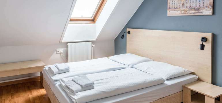 Hotel a&o Wien Stadthalle má moderné a priestranné izby