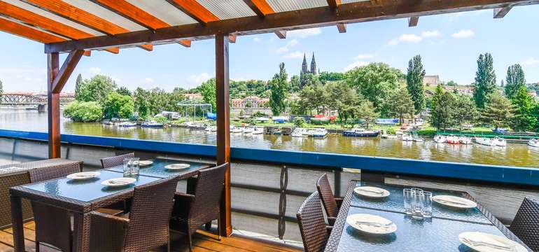 Botel má terasu s prekrásnym výhľadom na Vltavu a neďaleký Vyšehrad