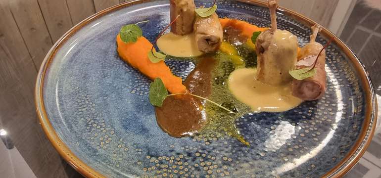 Grilované prepeličie prsíčka plnené s Foie gras a ballatin z prepeličieho stehienka s tymiánom