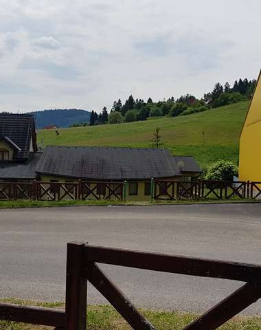 V multifunkčnej športovej hale si zahráte tenis, basketbal, volejbal, floorbal atď.