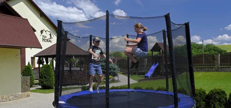 Ihrisko a trampolína pre deti (v závislosti od počasia a ročného obdobia)