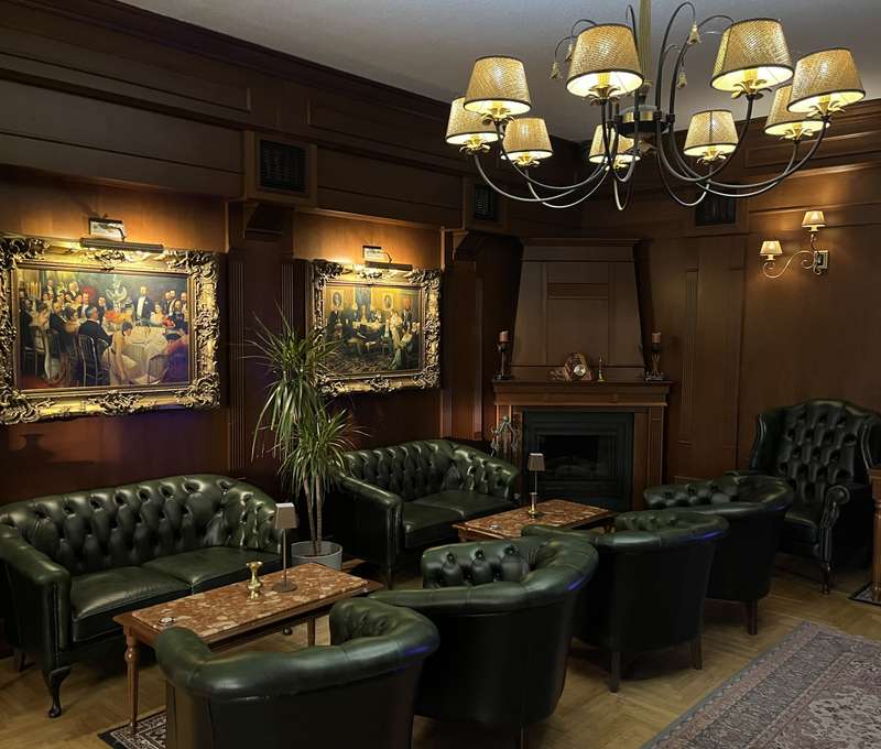 Exkluzívny anglický lobby bar s ponukou rumov, koňakov a celebritných vín