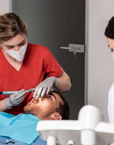 Dentálna hygiena, bielenie zubov a poukážka na neviditeľný zubný strojček na zubnej klinike KLOSTERM