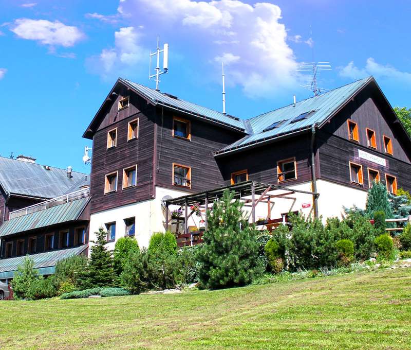 Obklopte se horskou krajinou a absolutním komfortem horského hotelu Krakonoš ***.