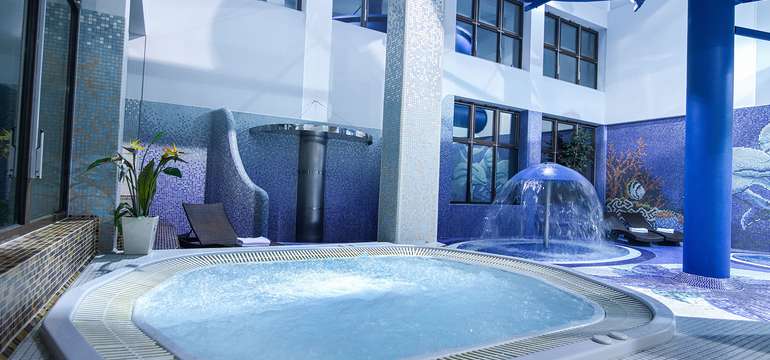 Aquapark s bazénom, vírivkou a toboganom