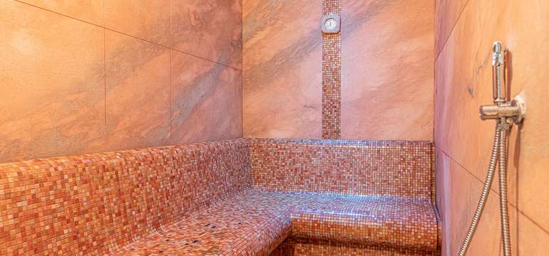 Súčasťou saunového sveta je fínska, bylinková, eukalyptová, infrasauna a turecká sauna(slúži výhradn