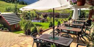 Osviežujúce letné posedenie na terase s panoramatickým výhľadom do okolitej prírody