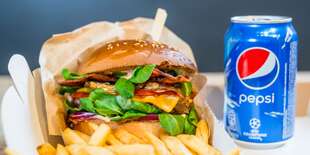 Stanica burger s hranolkami a Pepsi alebo Mirindou so sebou \"take away\"