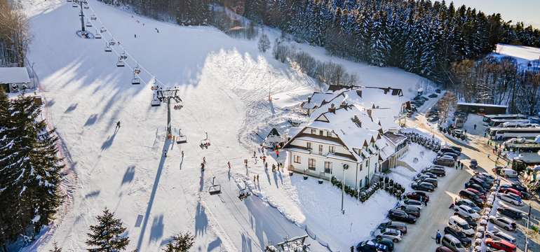 Kompleks Beskid*** stojí hneď pri lyžiarskom svahu